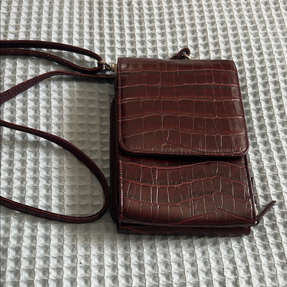Chic Croc-Embossed Crossbody Bag in Rich Brown
